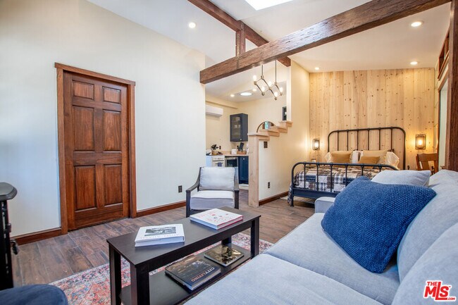 Foto del edificio - 1722-1722 1/2 N Stanley Ave