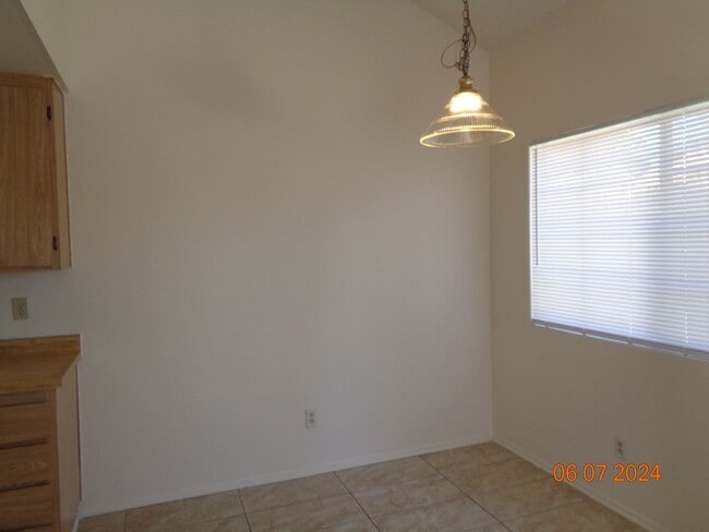 Building Photo - Brown/Gardenia