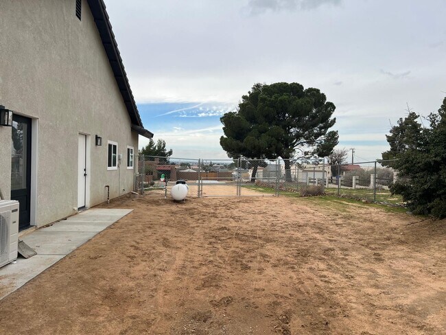 Building Photo - 13133 Olathe Rd