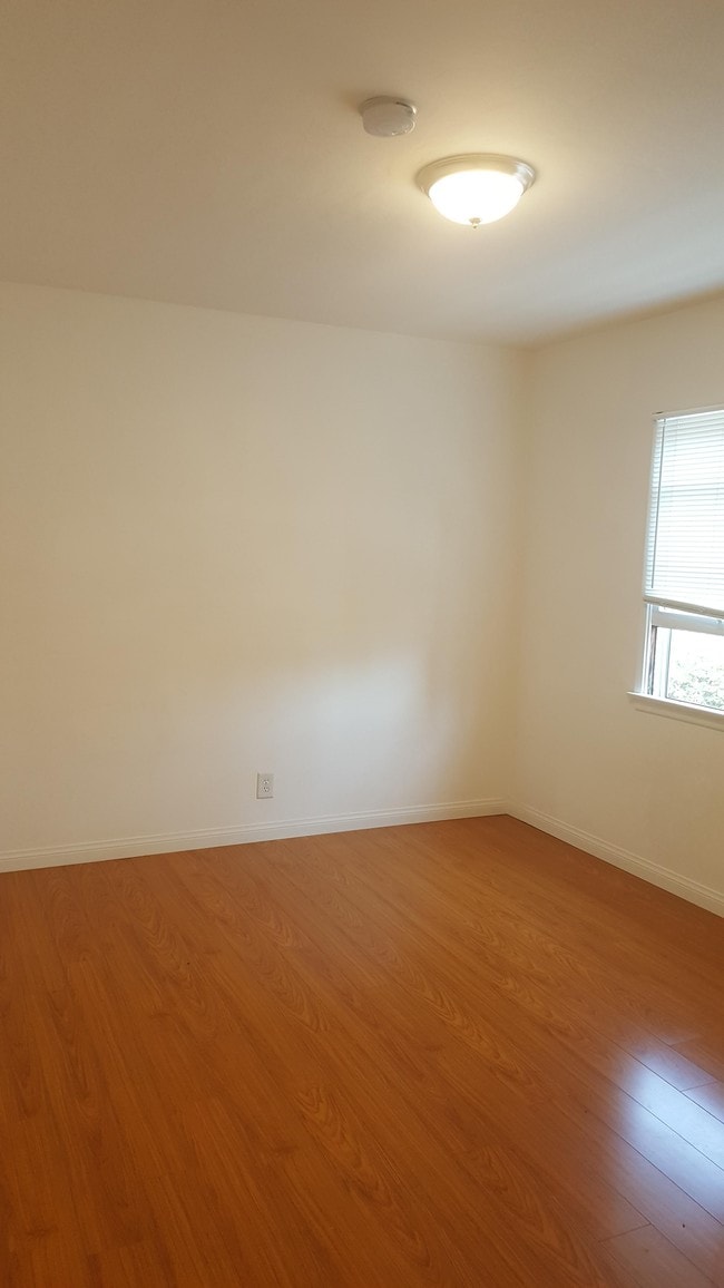 Building Photo - 320 S Rexford Dr