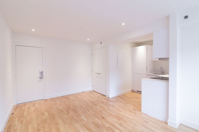 Building Photo - 25 Av des Pins O