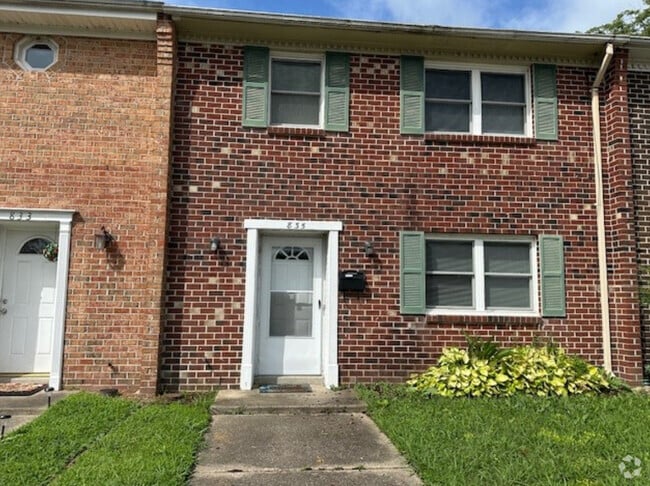 Building Photo - 835 Cathedral Dr