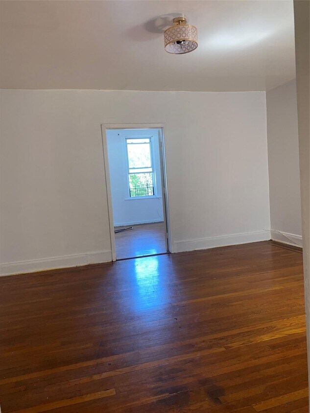 Foto principal - 915 Castle Hill Ave