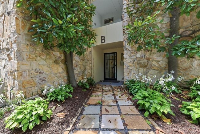 Building Photo - 2632 Peachtree Rd NW