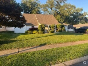 Building Photo - 28 Irongate Ln