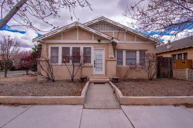 Foto del edificio - 902 Marquette Ave NW