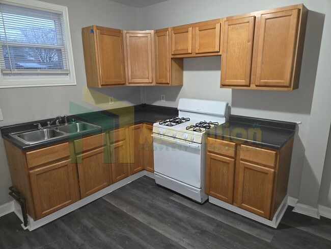 Foto del edificio - 3-Bedroom Duplex Downstairs unit in 2-Flat with Parking