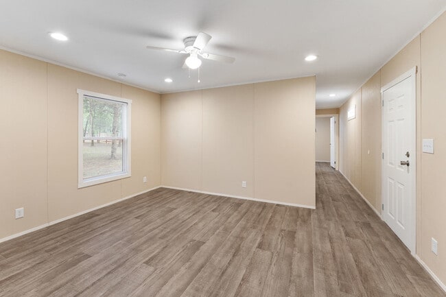 Building Photo - 135 Southlake Dr.