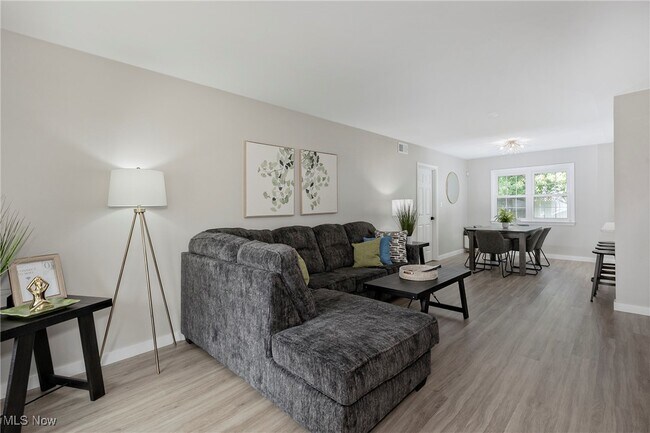 Foto del edificio - 754 Hemlock Dr