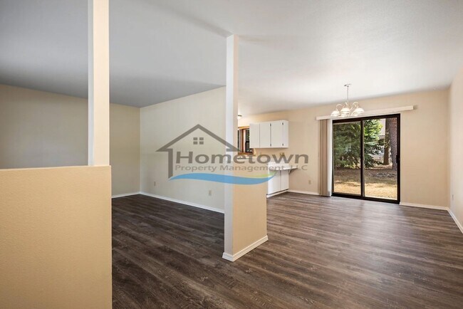 Building Photo - 2 Bed 1 Bath Home w/Garage Close to Downto...