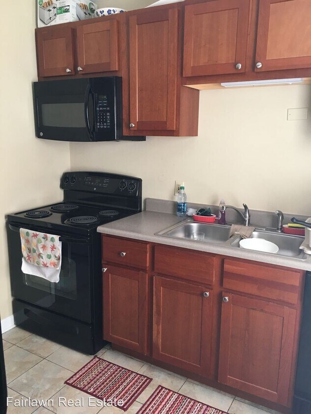 Primary Photo - 2 br, 1 bath Apartment - 300 E. Fairlawn