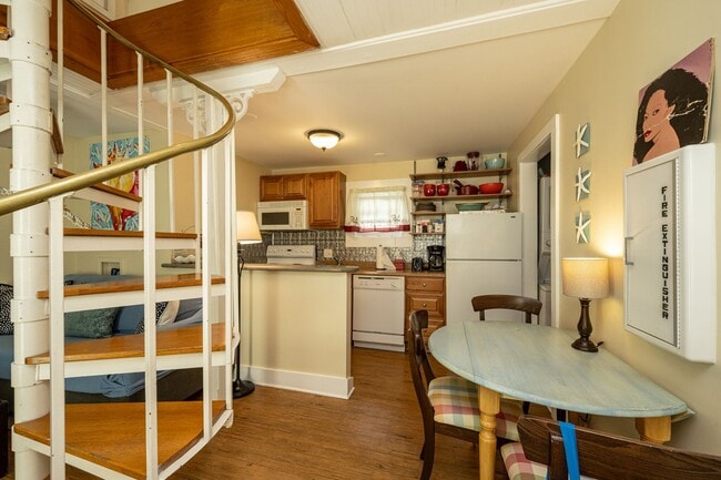 Building Photo - Old Town Apt Steps From Duval