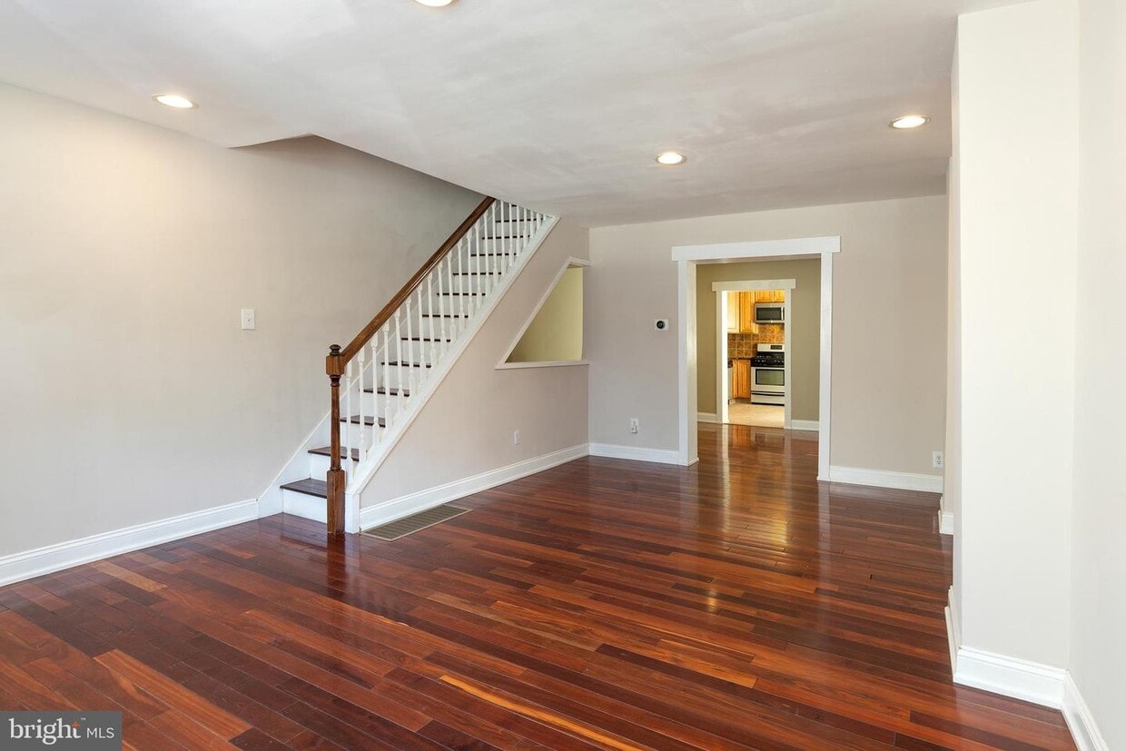 Primary Photo - 2528 Carpenter St