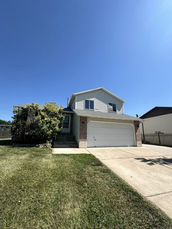 Foto del edificio - $1,800 Rent Credit! Spacious 5-Bed Clearfield Home with Garage & Fenced Yard