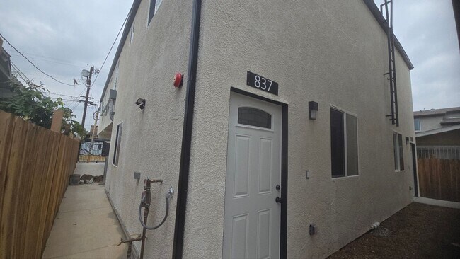 Foto del edificio - 835 E 33rd St