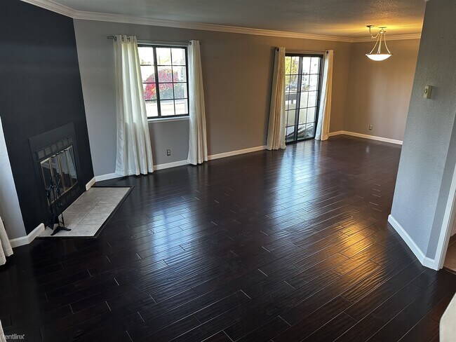 Building Photo - 2 br, 1.5 bath Townhome - 880 North Winche...