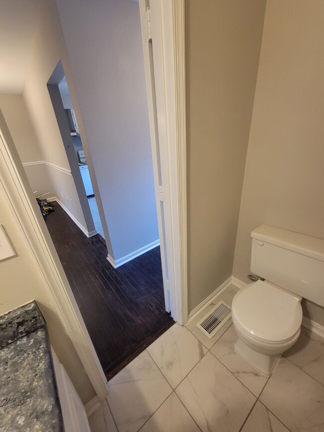 Tocador - 122 Kings Mill Dr