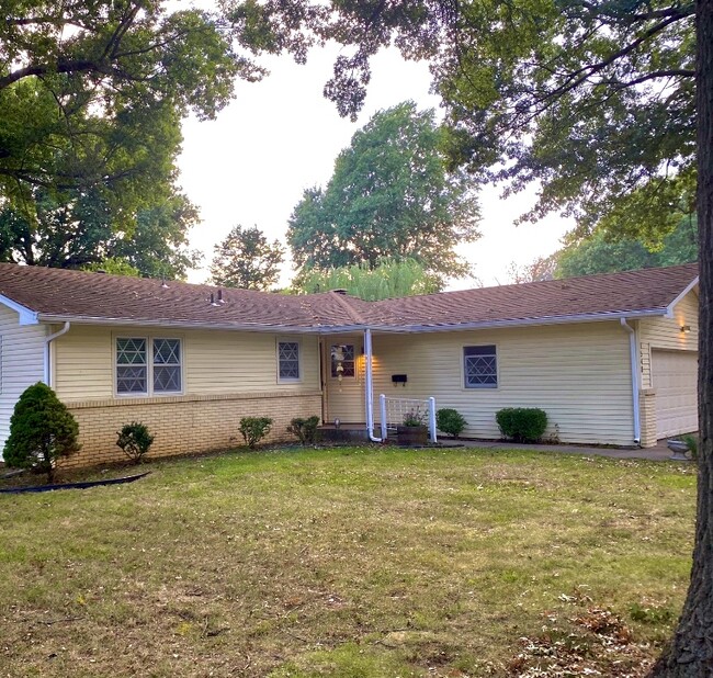 Building Photo - 1548 E Crestview St