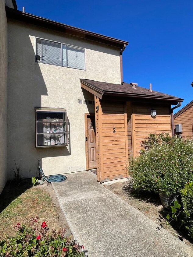 Foto principal - Two Bedroom Condo on Southside
