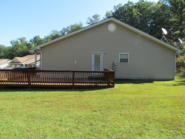 Building Photo - Available May 1st!  WASHER AND DRYER INCLUDED