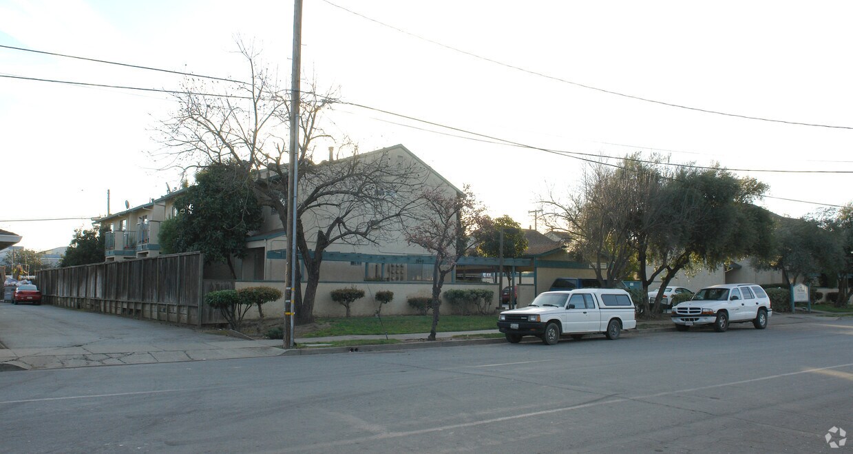 Primary Photo - 7030-7040 Eigleberry St