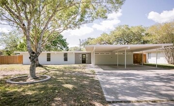 Building Photo - 2807 Bluebonnet St