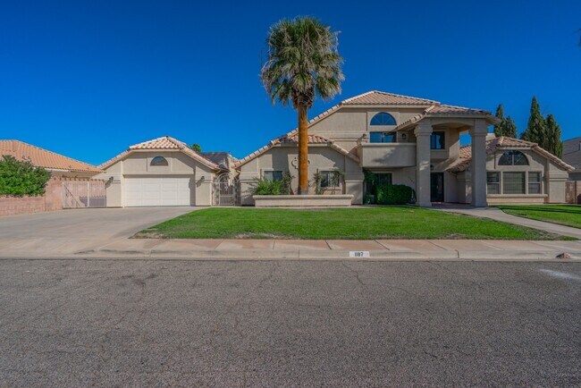 Foto del edificio - 6 Bed 3.5 Bath, Home with 2 Car Garage & S...