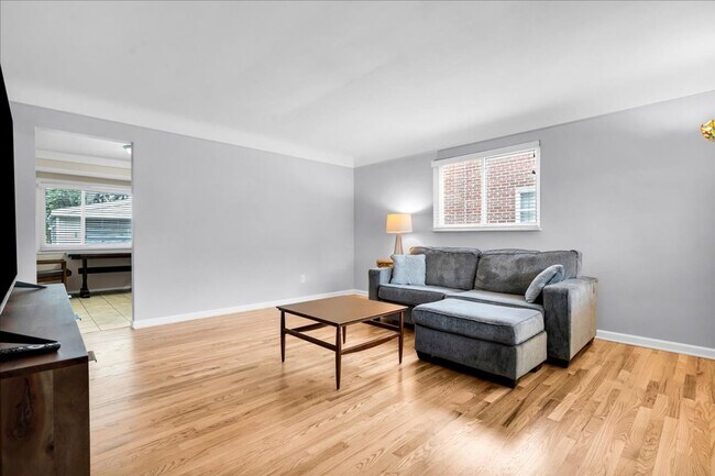 Foto del edificio - Charming Madison Heights Home with Garage and Fenced Yard