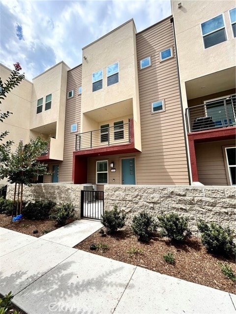 Foto principal - 1669 W Lincoln Ave
