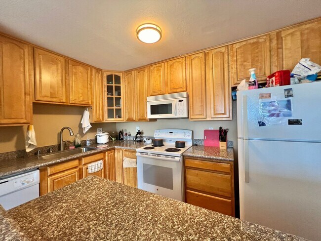 Building Photo - Large 1 bed 1 bath Nestled in Grand Lake Neighborhood