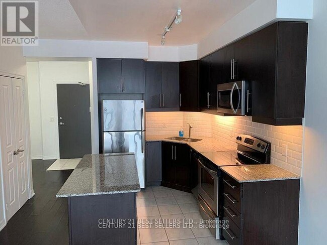 Building Photo - 223-2223 Webb Dr