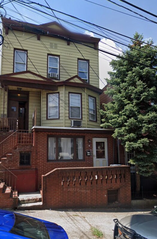 Primary Photo - 27 Spruce St