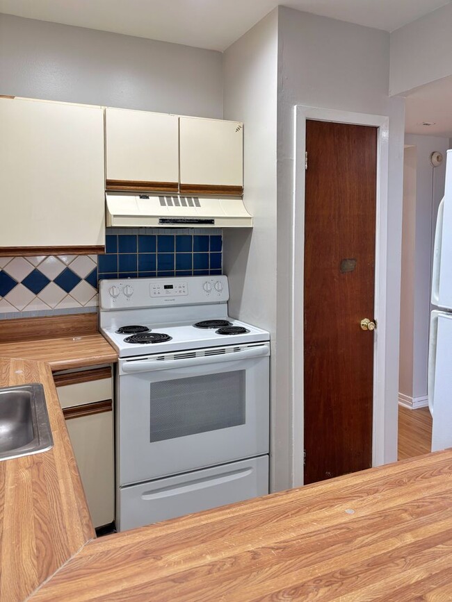 Building Photo - 520 Ferry St