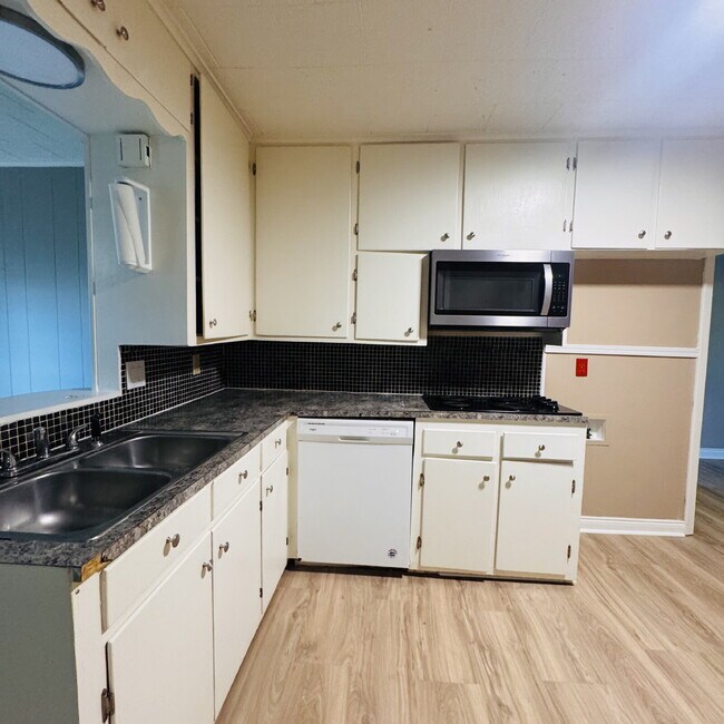 Foto del edificio - Spacious 3-Bed Retreat with Scenic Backyard located in Nederland, TX!