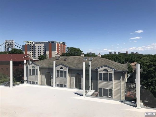Building Photo - 158 English St