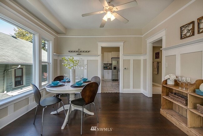 Foto del edificio - Spacious 5-Bedroom Home with Den & Backyar...