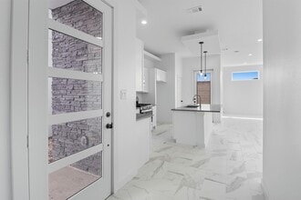 Building Photo - 2923 El Fenice Ln