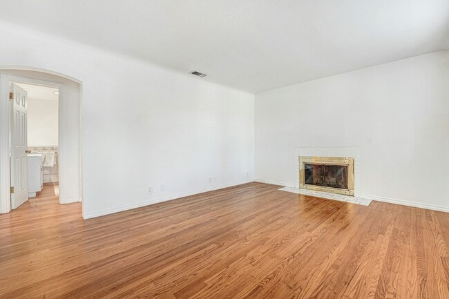 Building Photo - 14323 Califa St