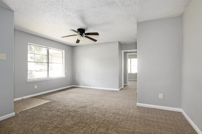 Foto del edificio - 7244 Rhobell St