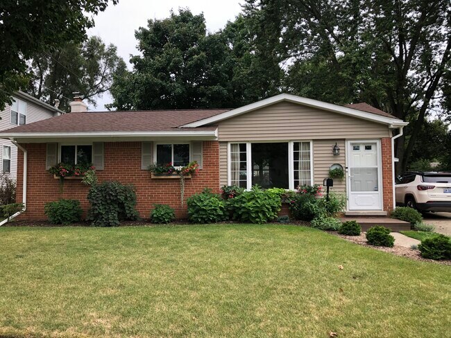 Building Photo - 813 Marion Dr