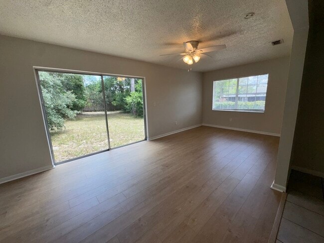 Building Photo - 3 Bedroom, 2 Bath Deltona Home Ready for I...