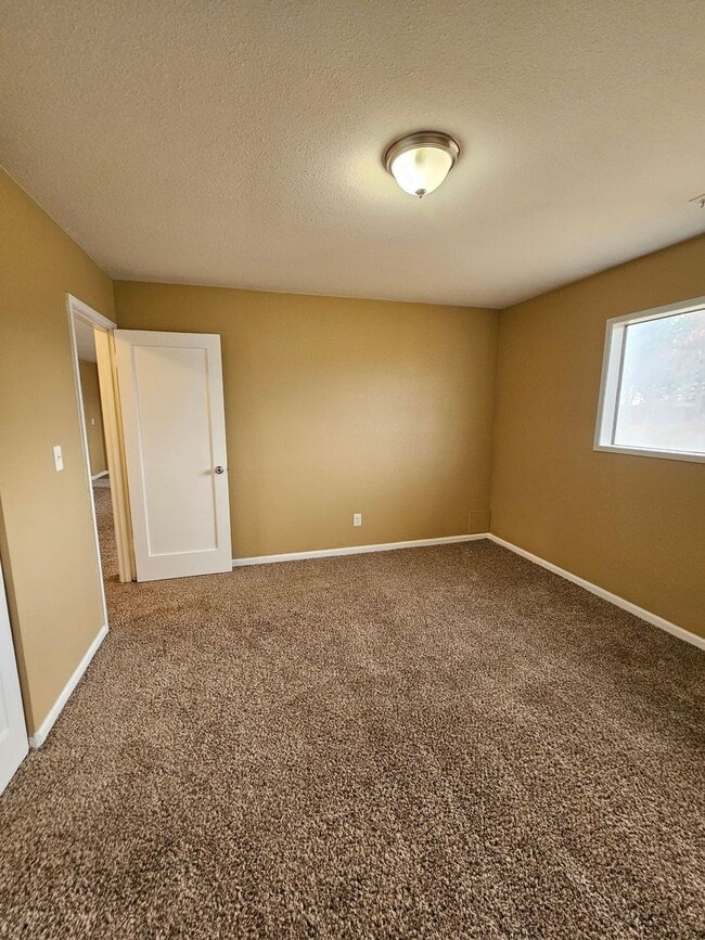 Foto del edificio - 900-902 Lindberg Ln