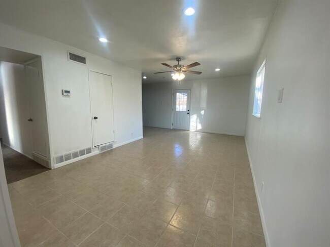 Building Photo - 3010 Ridgeview Ln