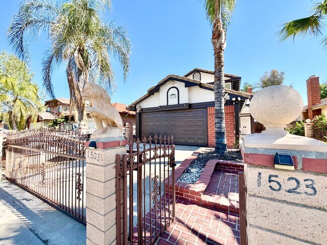 Building Photo - Gated 3 Bedroom 2.5 Bath Home with Bonus Room & Private Balcony