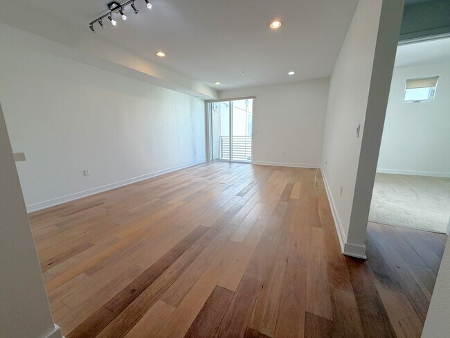 Building Photo - 436 S Virgil Ave