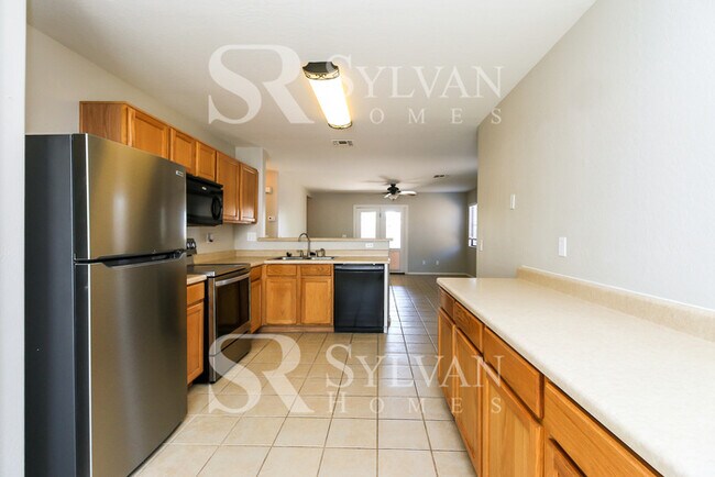 Foto del edificio - Beautiful 3BR, 2BA home with an attached g...