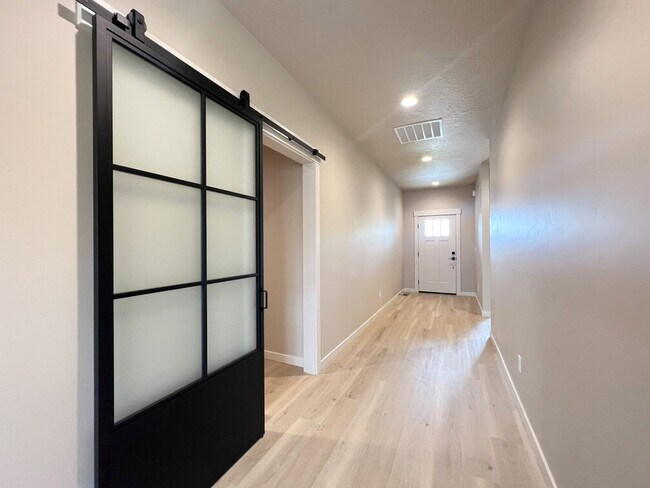 Foto del edificio - 2300 S Hurd Ave