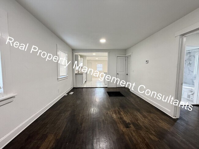 Building Photo - Spacious 4 Bedroom, 2 Bath Home with Outbu...