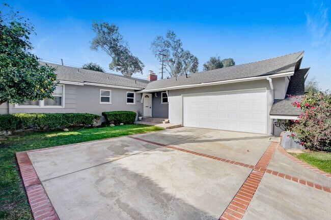Foto del edificio - Upper Hollywood Riviera 3 Bedroom 2 Bath Home