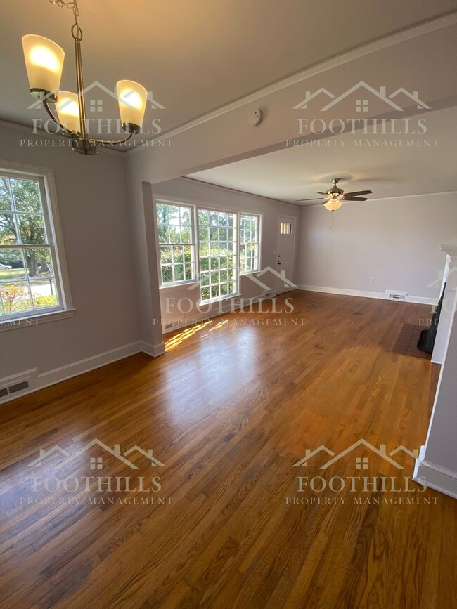 Building Photo - 3-Bedroom Home with Screened Porch and Lar...